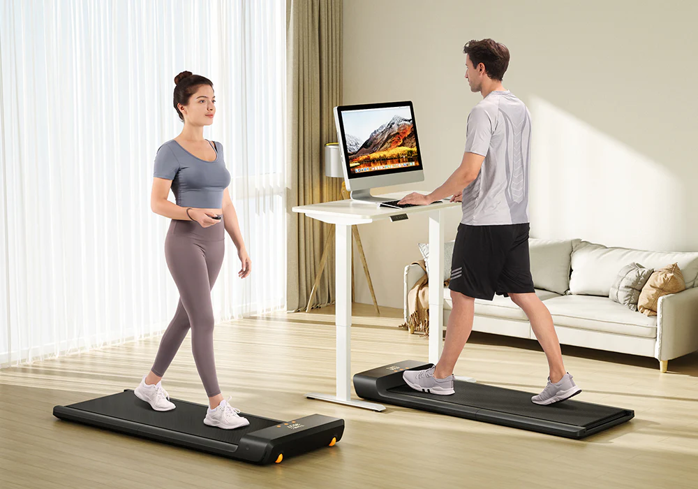 Persona caminando suavemente sobre la WalkingPad A1 Pro en una oficina en casa sin hacer ruido