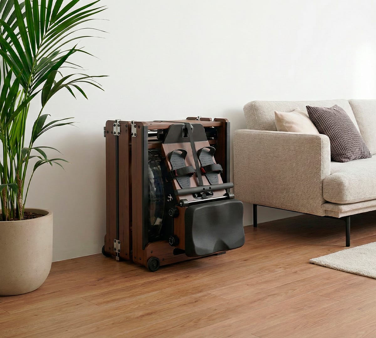 Máquina de remo de agua Kingsmith WR20 totalmente plegada en su forma de cubo de madera compacta dentro de un salón moderno.