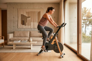 Mujer realizando ejercicio en casa con una bicicleta estática plegable